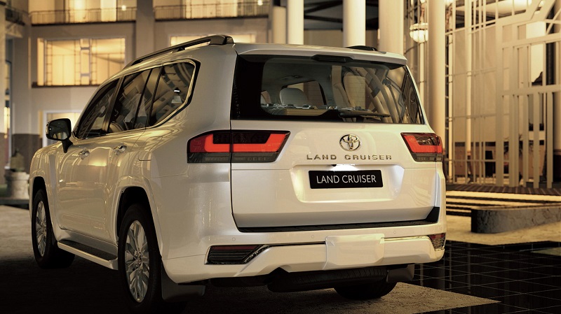 5 Kelebihan Land Cruiser 300, Generasi Baru Bermesin Kecil kelebihan land cruiser 300 series - tampak belakang