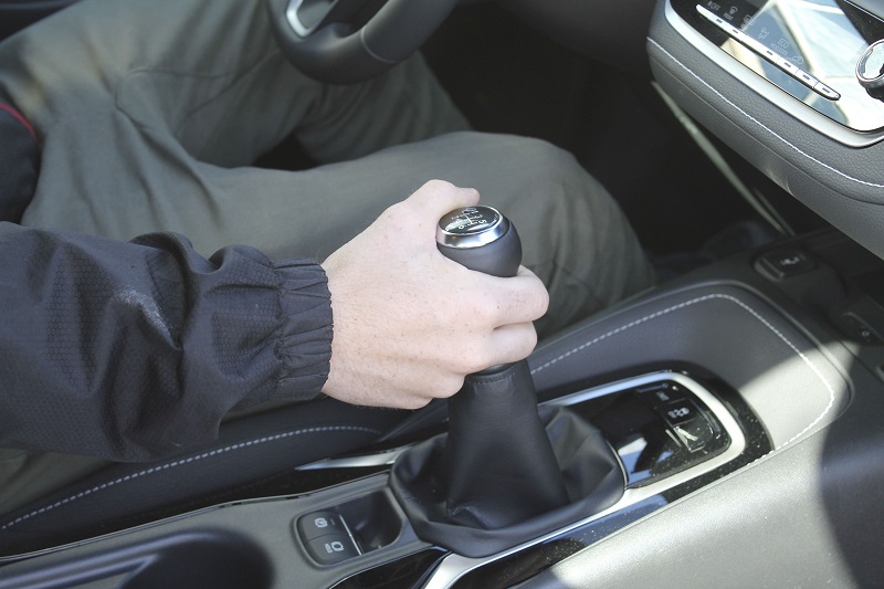 6 Ciri-Ciri Transmisi Mobil Manual Rusak, Segera Atasi! ciri-ciri transmisi mobil manual rusak