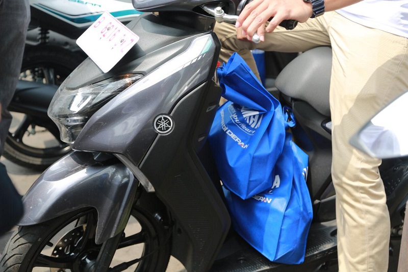 8 Cara Bawa Barang dengan Motor yang Aman Cara bawa barang dengan sepeda motor