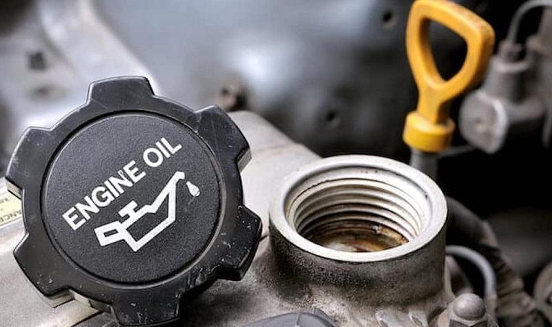 9 Cara Merawat Mobil Sendiri di Rumah, Selama PPKM Darurat cara merawat mobil sendiri di rumah - tambah oli mesin