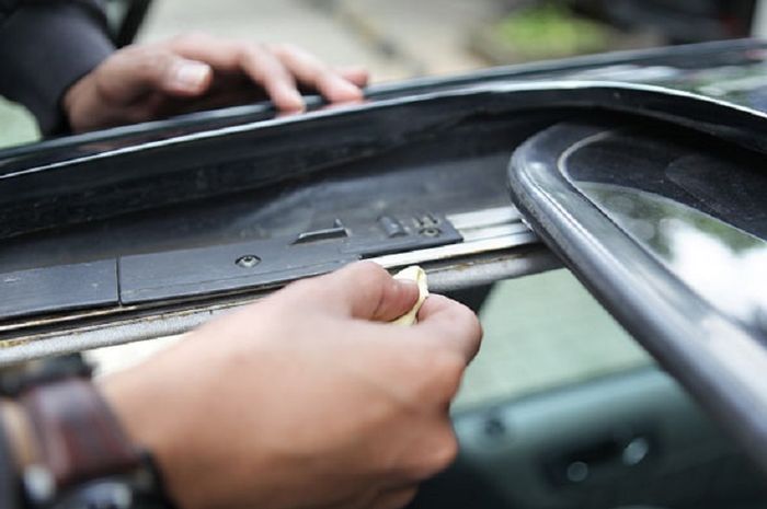 Tampil Lebih Elegan, Segini Biaya Pasang Sunroof Mobil biaya pasang sunroof
