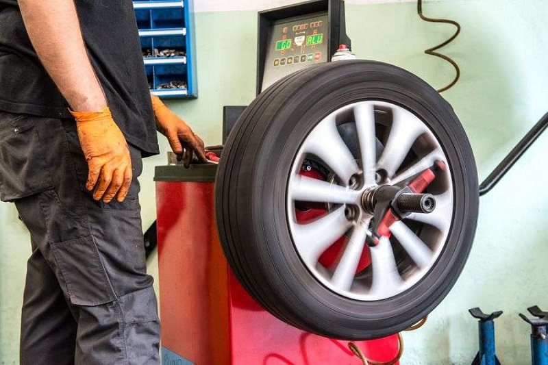5 Tips Ganti Ban Mobil, Boleh Cuma Satu? Tips ganti ban mobil