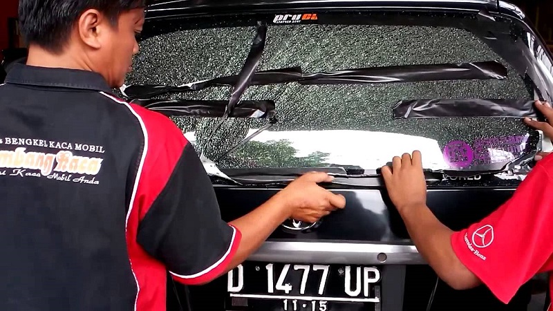 6 Penyebab Kaca Mobil Pecah, Jangan Sepelekan! penyebab kaca mobil pecah