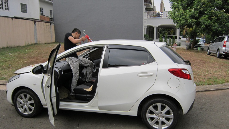 Biaya Ganti Kaca Mobil Pecah, Semahal Apa? biaya pasang kaca mobil pecah