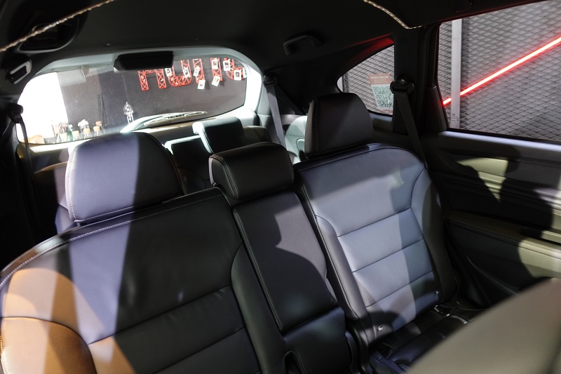 5 Kekurangan Honda BR-V Gen 2, Bukan Cuma Mahal! honda br-v baru vs lama - bangku baris kedua headrest