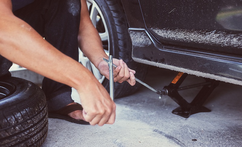 6 Cara Ganti Ban Mobil untuk Pemula, Pasti Bisa! Cara Ganti Ban Mobil