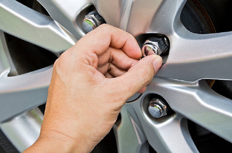 6 Cara Ganti Ban Mobil untuk Pemula, Pasti Bisa! Cara Ganti Ban Mobil