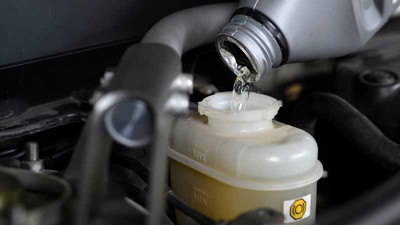 12 Cara Mengganti Minyak Rem Mobil, Jangan Salah! cara mengganti minyak rem mobil