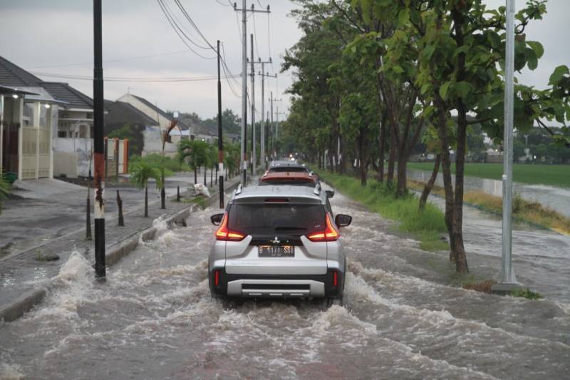 Knalpot Mobil Keluar Air, Apakah Normal? Knalpot Mobil Keluar Air