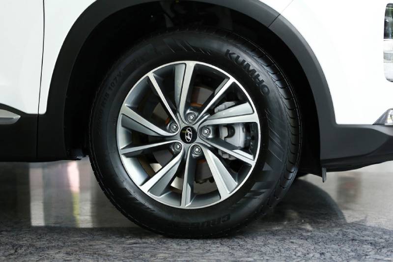 4 Tips Pilih Ban Mobil Ketika Hujan, Mudah! Tips Pilih Ban Mobil Ketika Hujan
