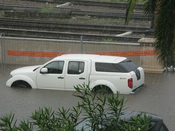 6 Tips Mobil Melewati Banjir, Jangan Asal Nekat! mobil melewati banjir