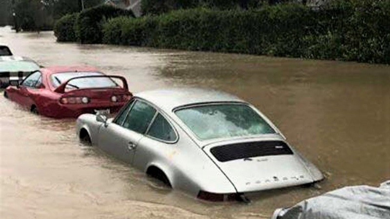 6 Tips Mobil Melewati Banjir, Jangan Asal Nekat! mobil melewati banjir