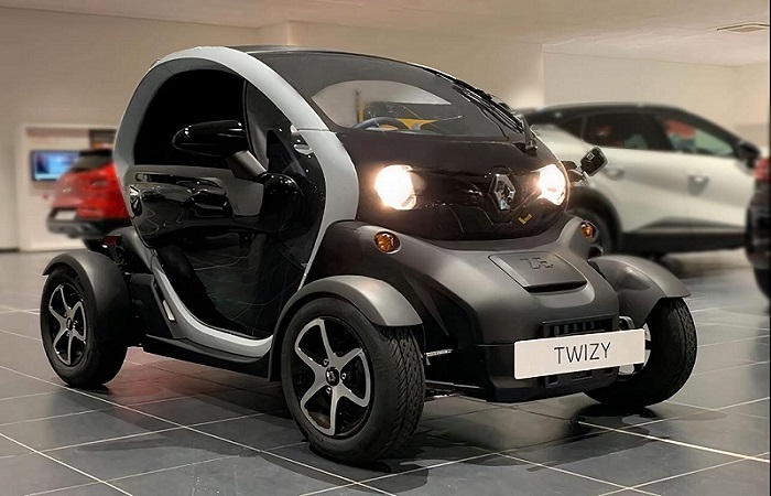 Azka Corbuzier Naik Mobil Listrik Renault Twizy, Berapa Harganya? azka corbuzier