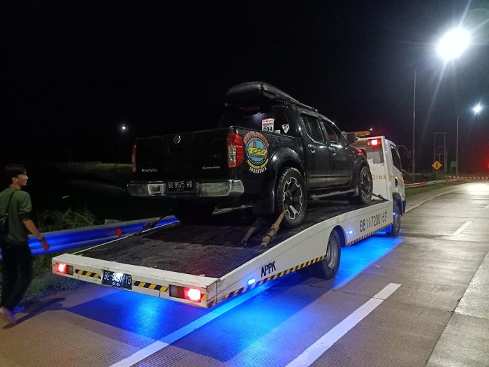 6 Rekomendasi Derek Mobil 24 Jam, Catat Teleponnya! rekomendasi derek mobil 24 jam