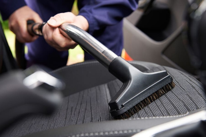 8 Ritual Menjaga Mobil Tetap Prima Setelah Mudik cairan pembersih interior mobil