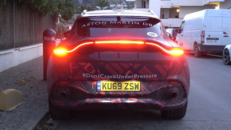 Aston Martin DBX 2022, SUV Terbuas Bermesin Murni! aston martin dbx 2022 - dbx s tampak belakang