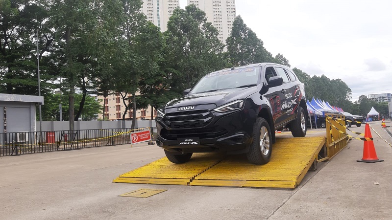 Kelebihan dan Kekurangan Isuzu MU-X 2.5 Liter, Layak Dibeli? kelebihan dan kekurangan isuzu mu-x
