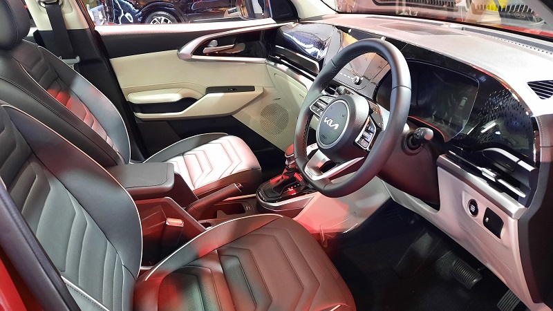 Spesifikasi Kia Carens Indonesia, Antara Innova dan Xpander! spesifikasi kia carens - interior
