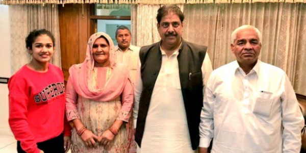 babita-phogat-will-support-ajay-chautala-in-election