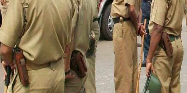 शराबबंदी अभियान के तहत छापेमारी करने पहुंची पुलिस पर हमला, 6 घायल