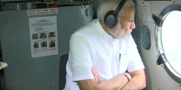केरल बाढ़ः पीएम नरेंद्र मोदी ने बाढ़ प्रभावित इलाकों का किया हवाई सर्वेक्षण, 500 करोड़ का दिया राहत पैकेज