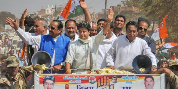 शासन की गाड़ी में आए जेबकतरे, कांग्रेसी नेताओं की जेबों से उड़ाए 5 लाख