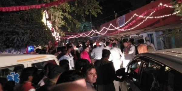 railway-minister-piyush-goyal-attacked-angry-people-broke-glass-mirror