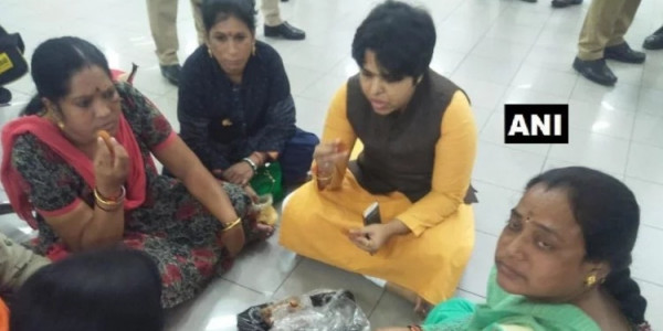 सबरीमाला विवाद : आज खुलेंगे मंदिर के द्वार, प्रदर्शनकारियों ने तृप्ति देसाई को एयरपोर्ट पर घेरा
