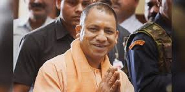 सीएम रमन सिंह ने भरा पर्चा, योगी आदित्यनाथ के पैर छूकर लिया आशीर्वाद