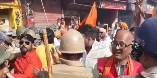 अयोध्या में तोगड़िया समर्थकों की पुलिस से झड़प, भारी सुरक्षाबलों की तैनाती