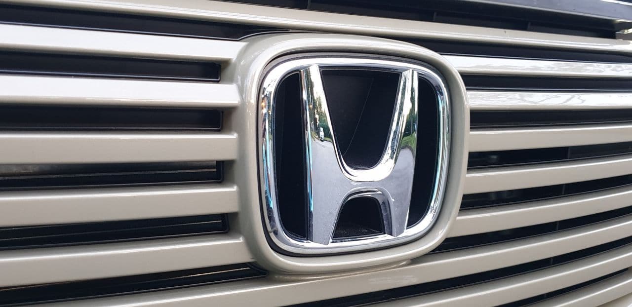 Editors%2 Fimages%2 F1645412221017 Front+Honda+Emblem+%26+Sensor