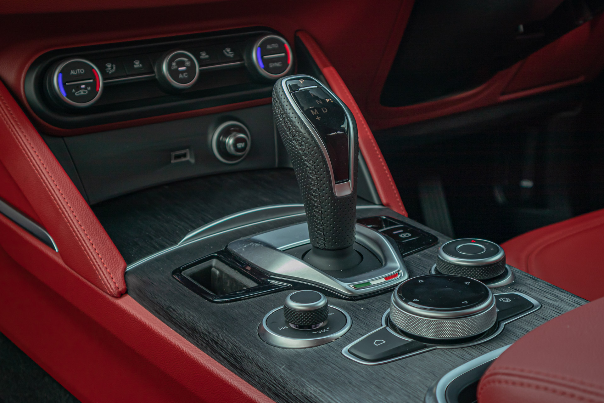 Editors%2 Fimages%2 F1651744161676 Alfa+Romeo+Stelvio+Gearstick