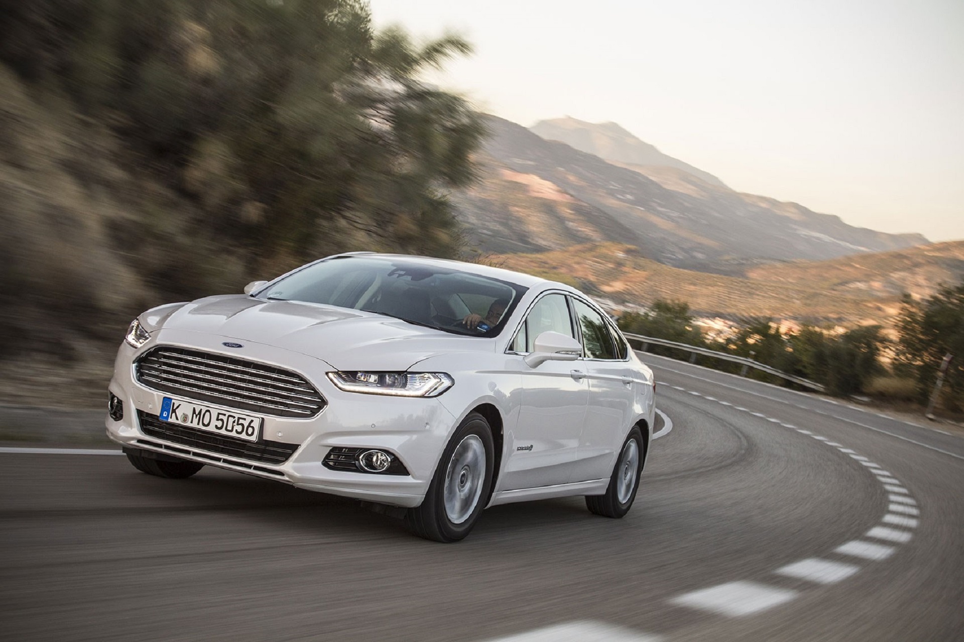 Editors%2 Fimages%2 F1660221642611 Mondeo Hybrid Review 01