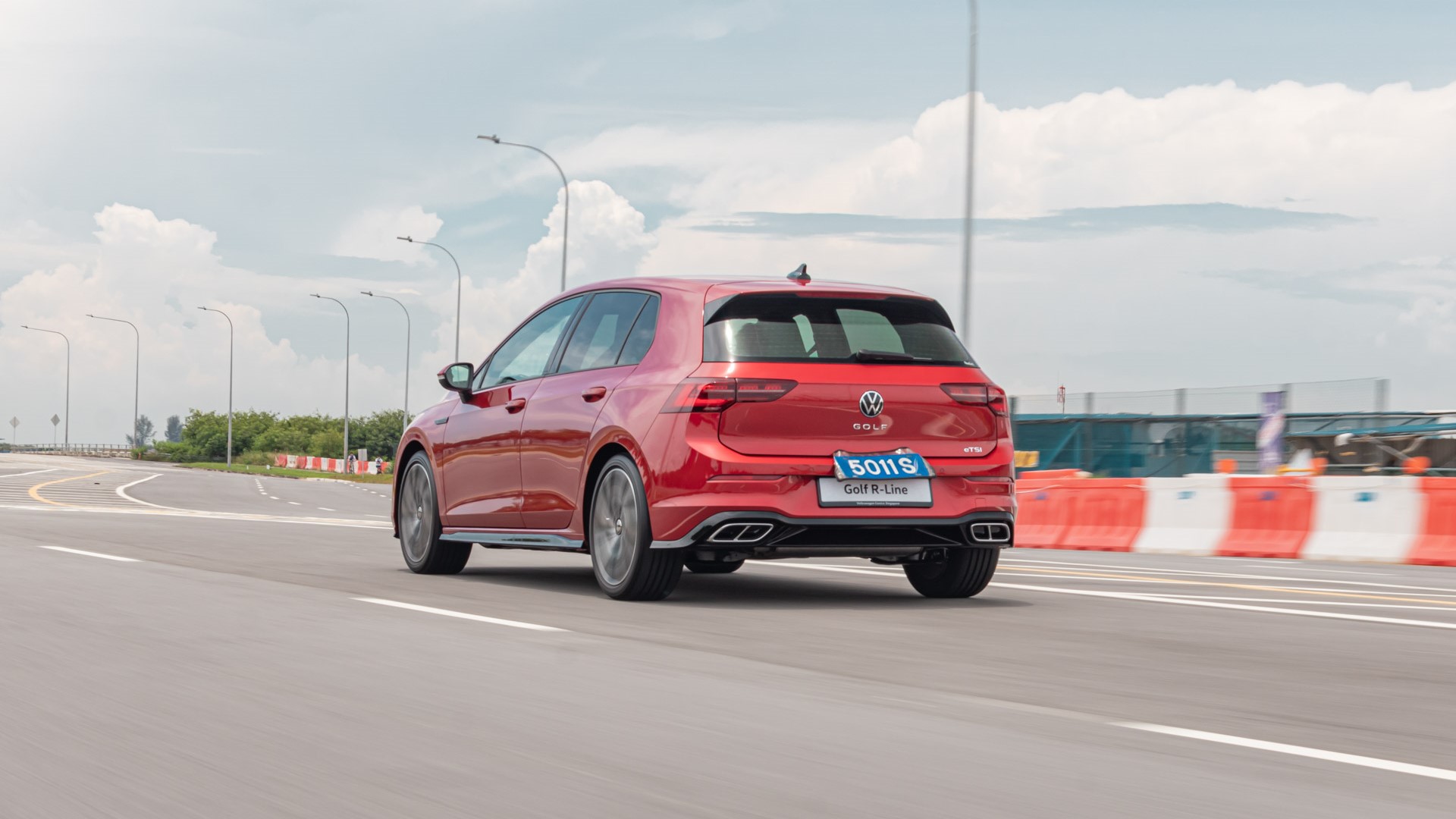 Editors%2 Fimages%2 F1663312600402 Golf+R+Line+Jr+ +Rolling+2