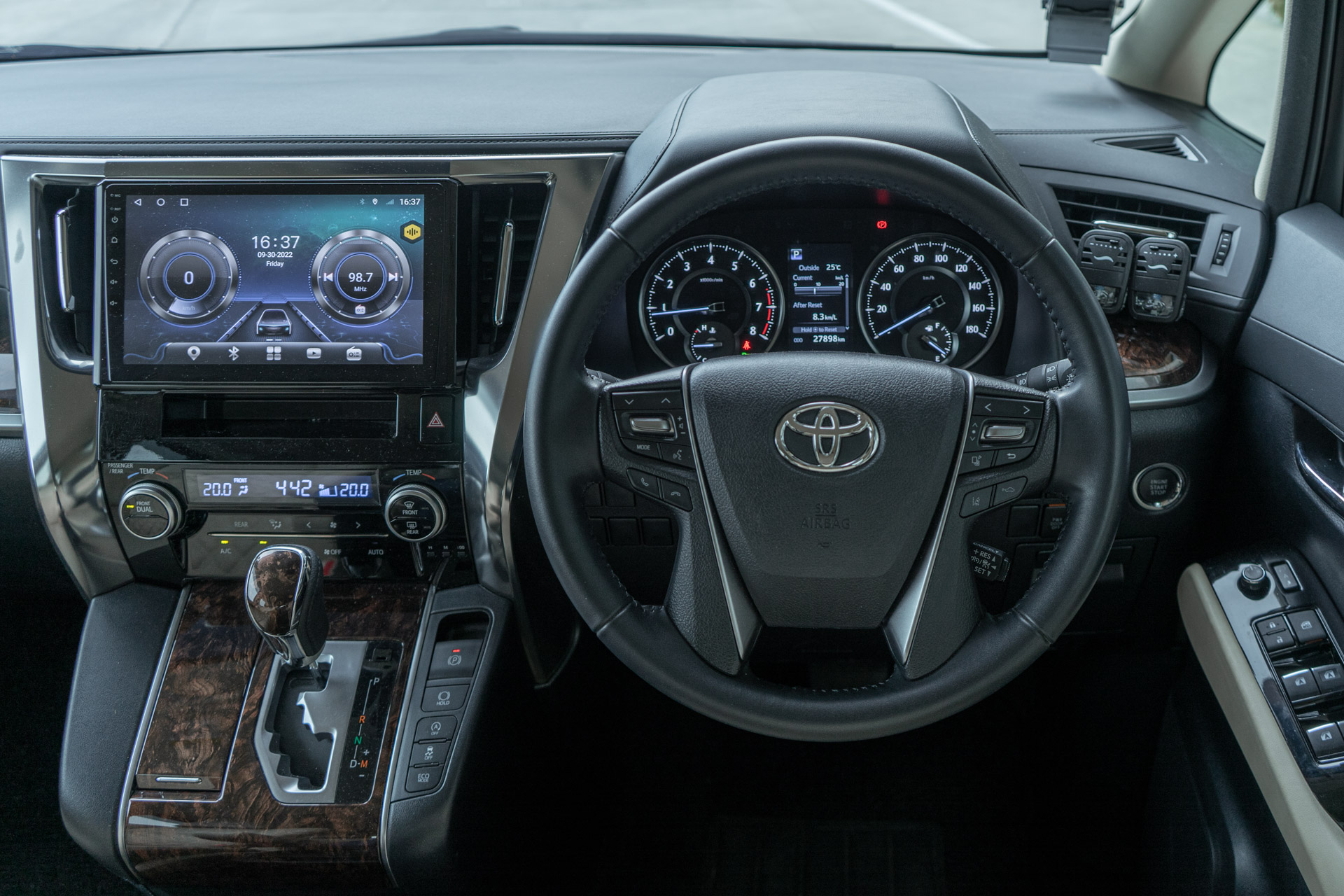 Editors%2 Fimages%2 F1665631801906 Alphard 2