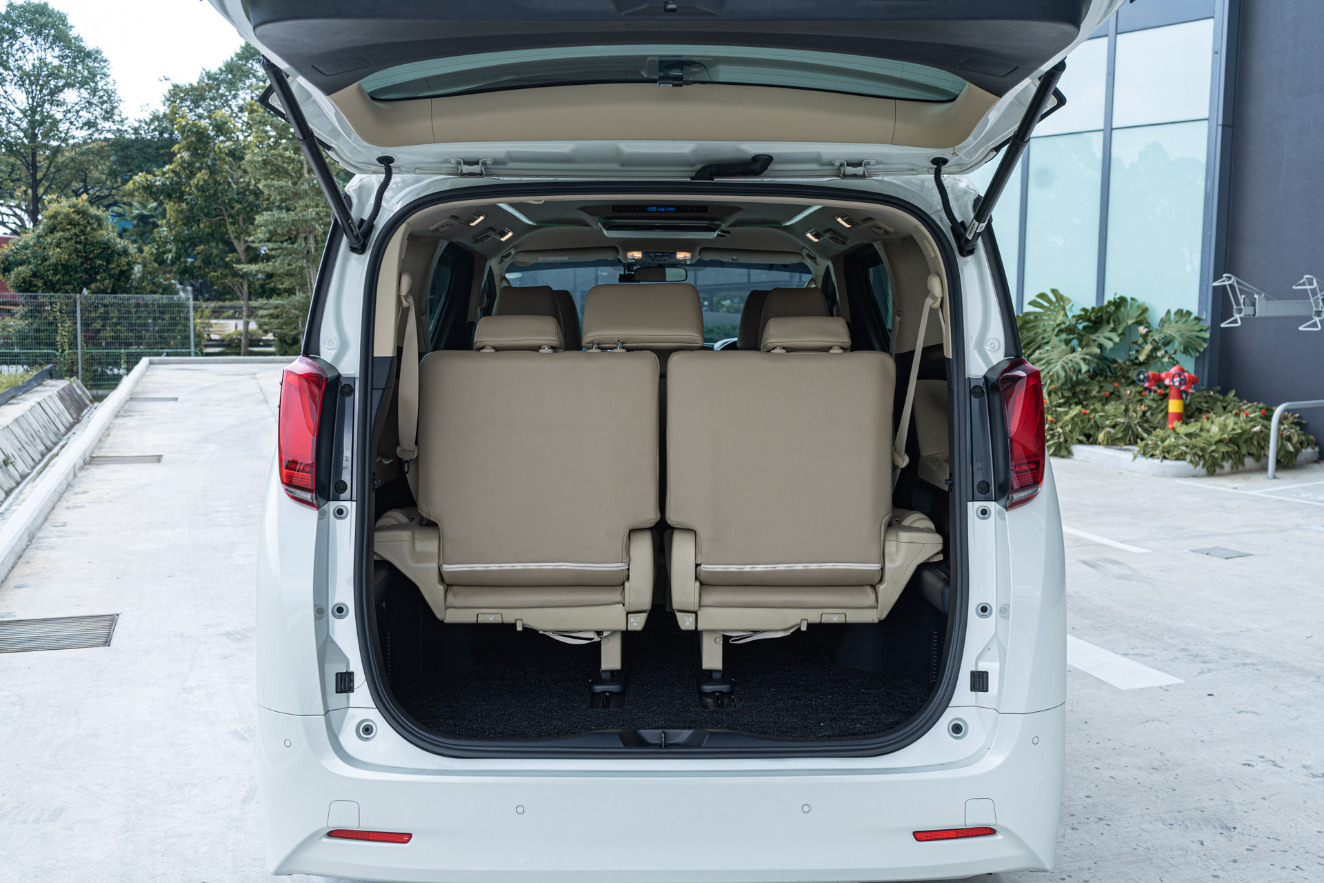Editors%2 Fimages%2 F1665631814676 Alphard 5