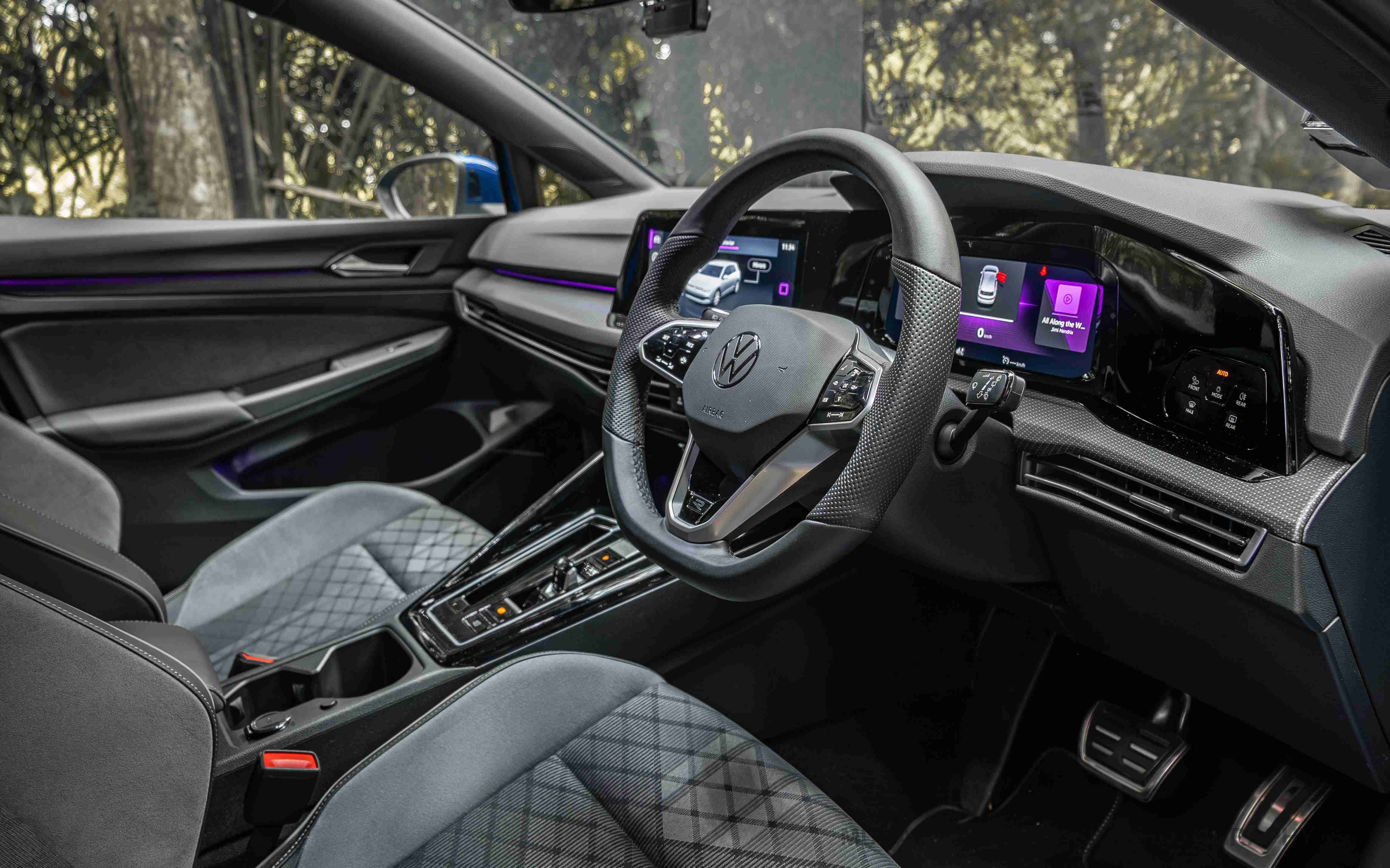 Editors%2 Fimages%2 F1697438826690 Golf+R+Line 10