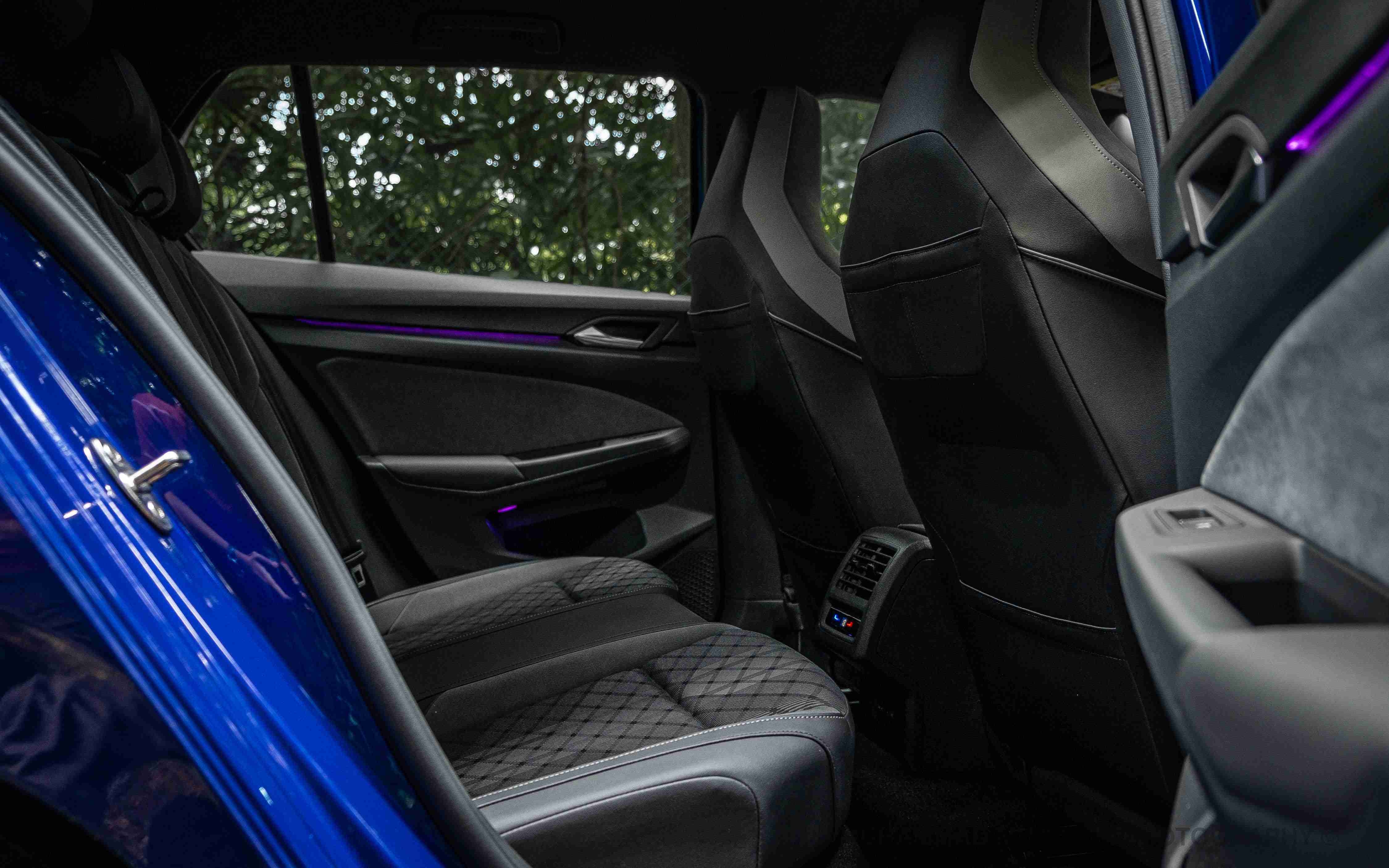 Editors%2 Fimages%2 F1697438867157 Golf+R+Line 13