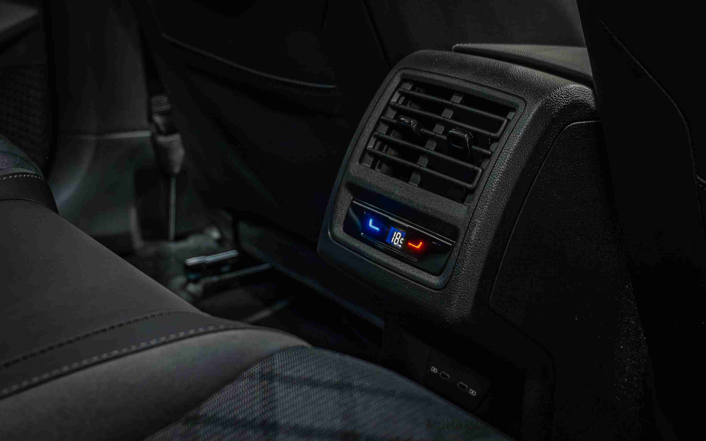 Editors%2 Fimages%2 F1697438926566 Golf+R+Line 14