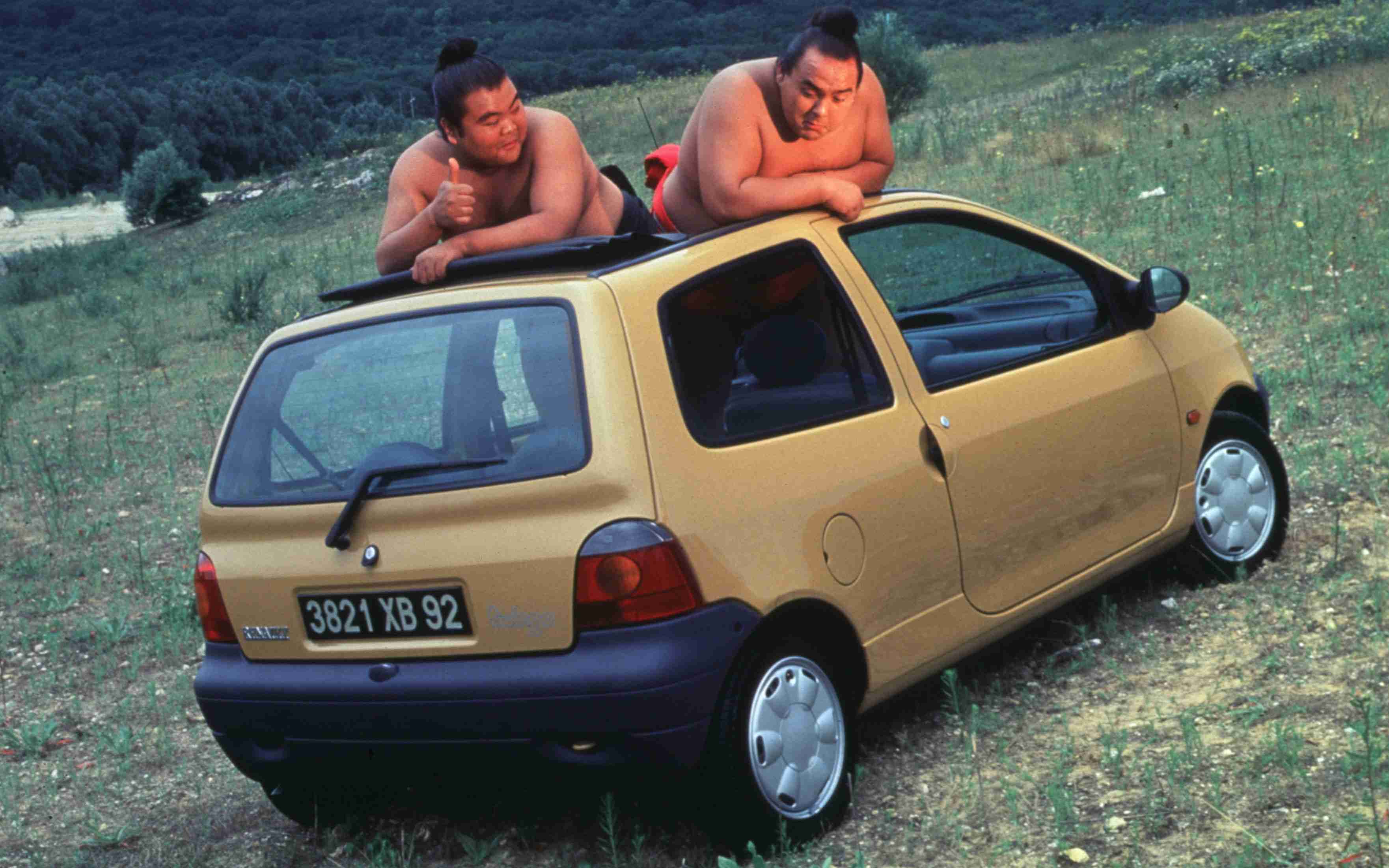 Editors%2 Fimages%2 F1702711436221 Twingo+Sumo+Duo+On+Top Fotor