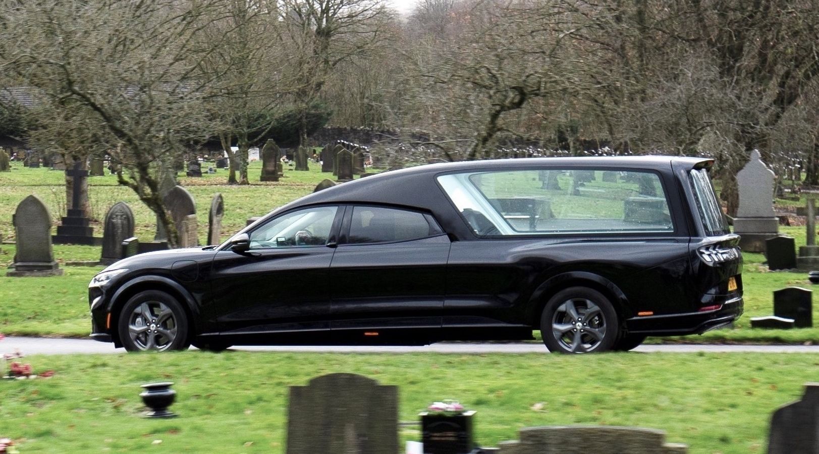 Editors%2 Fimages%2 F1707905369307 Etive Electric Hearse%285%29 Fotor