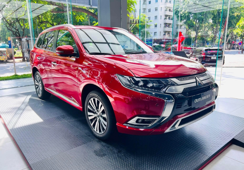 Editors%2 Fimages%2 F1712896913784 Mitsubishi Outlander