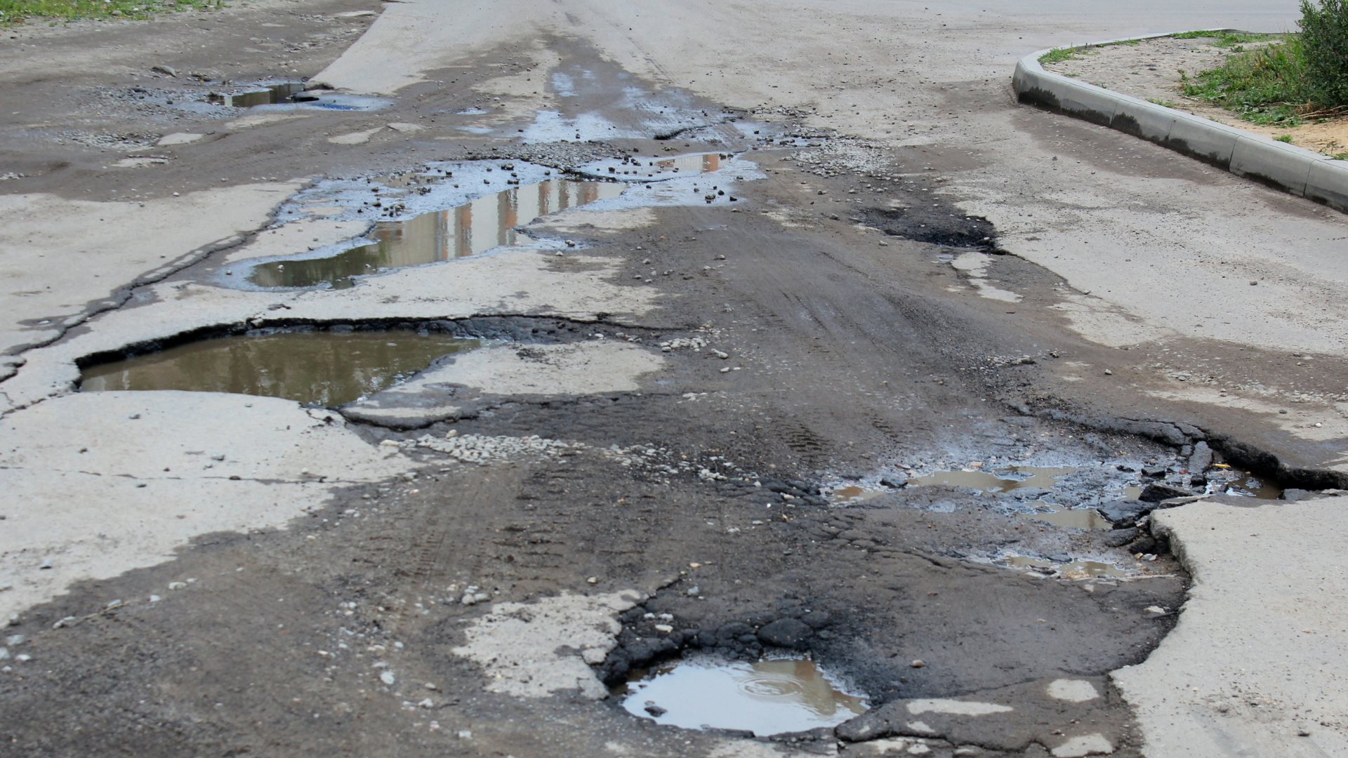 Editors%2 Fimages%2 F1714013765842 Byd+Vs+Tesla+%285%29