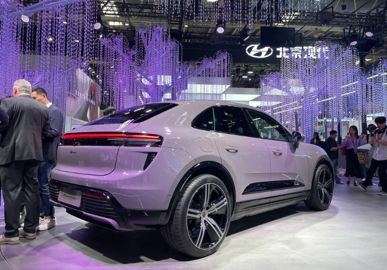 Editors%2 Fimages%2 F1714107523603 Porsche Macan Trien Lam Xe Bac Kinh 3