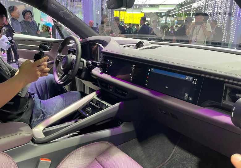 Editors%2 Fimages%2 F1714107533959 Porsche Macan Trien Lam Xe Bac Kinh 4