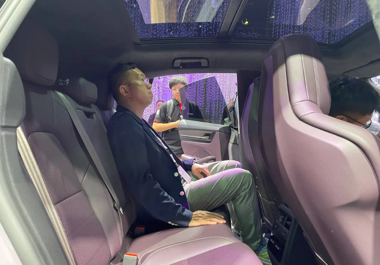 Editors%2 Fimages%2 F1714107541696 Porsche Macan Trien Lam Xe Bac Kinh 5