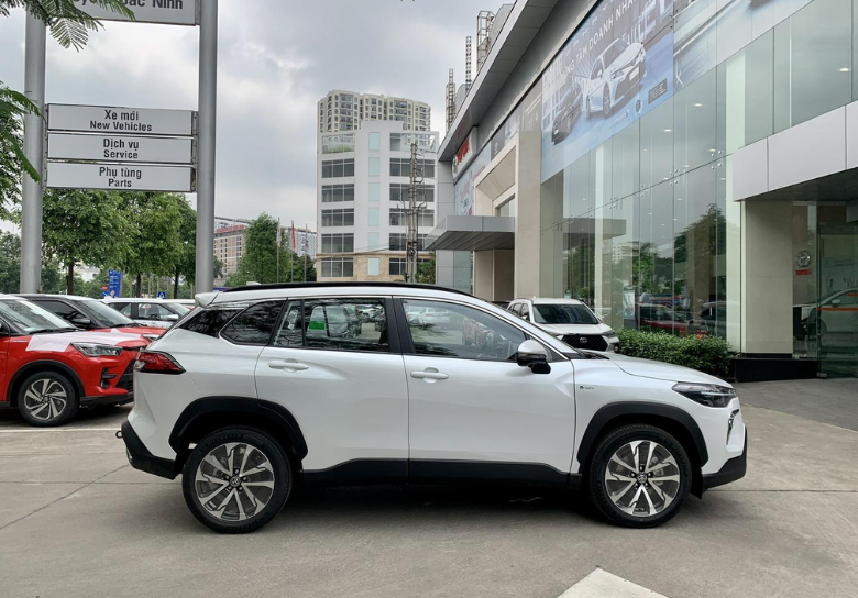 Editors%2 Fimages%2 F1719379893276 Toyota Corolla Cross 2024 Gia Viet Nam