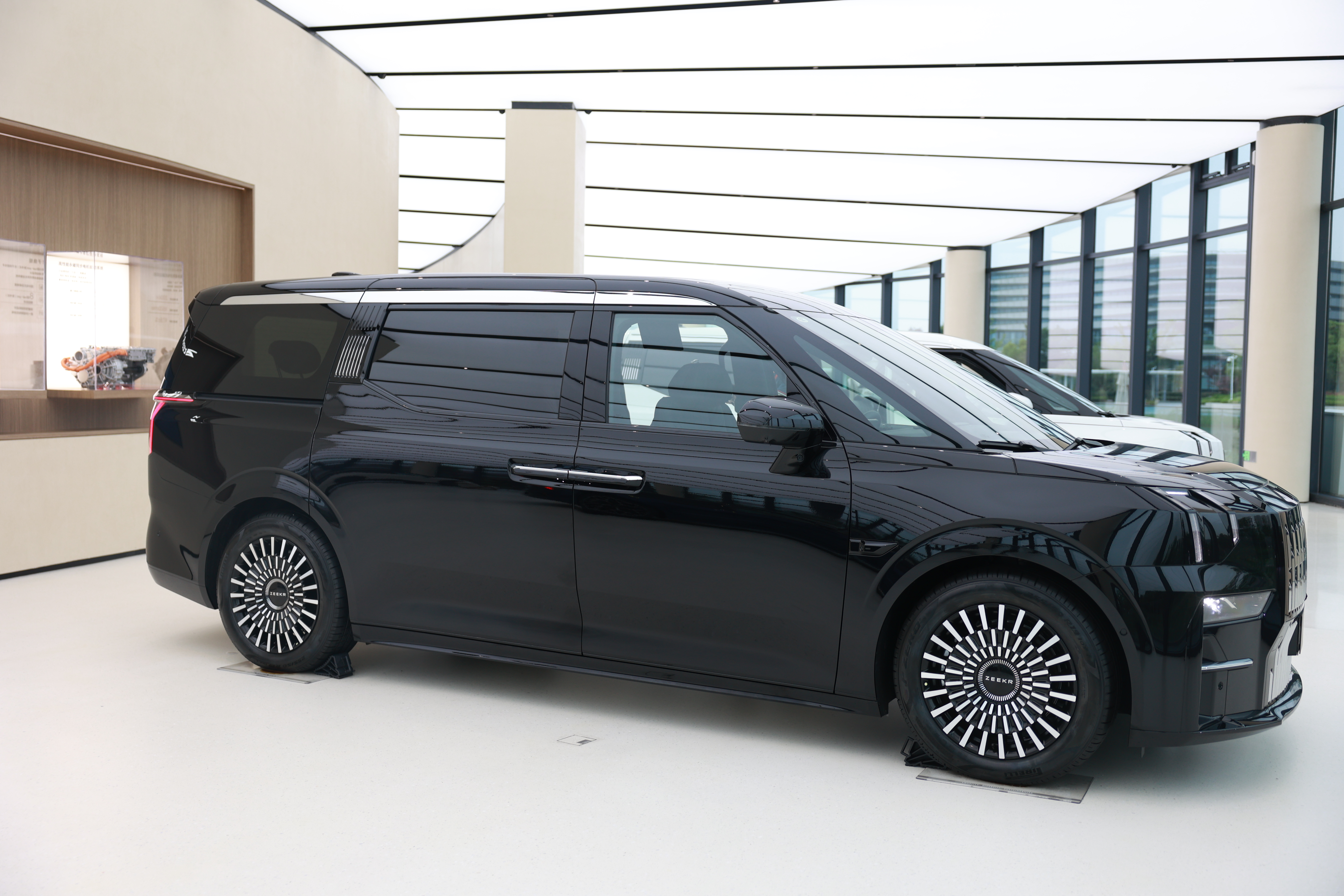 Editors%2 Fimages%2 F1723449375679 Zeekr+009+Exterior+Pic1