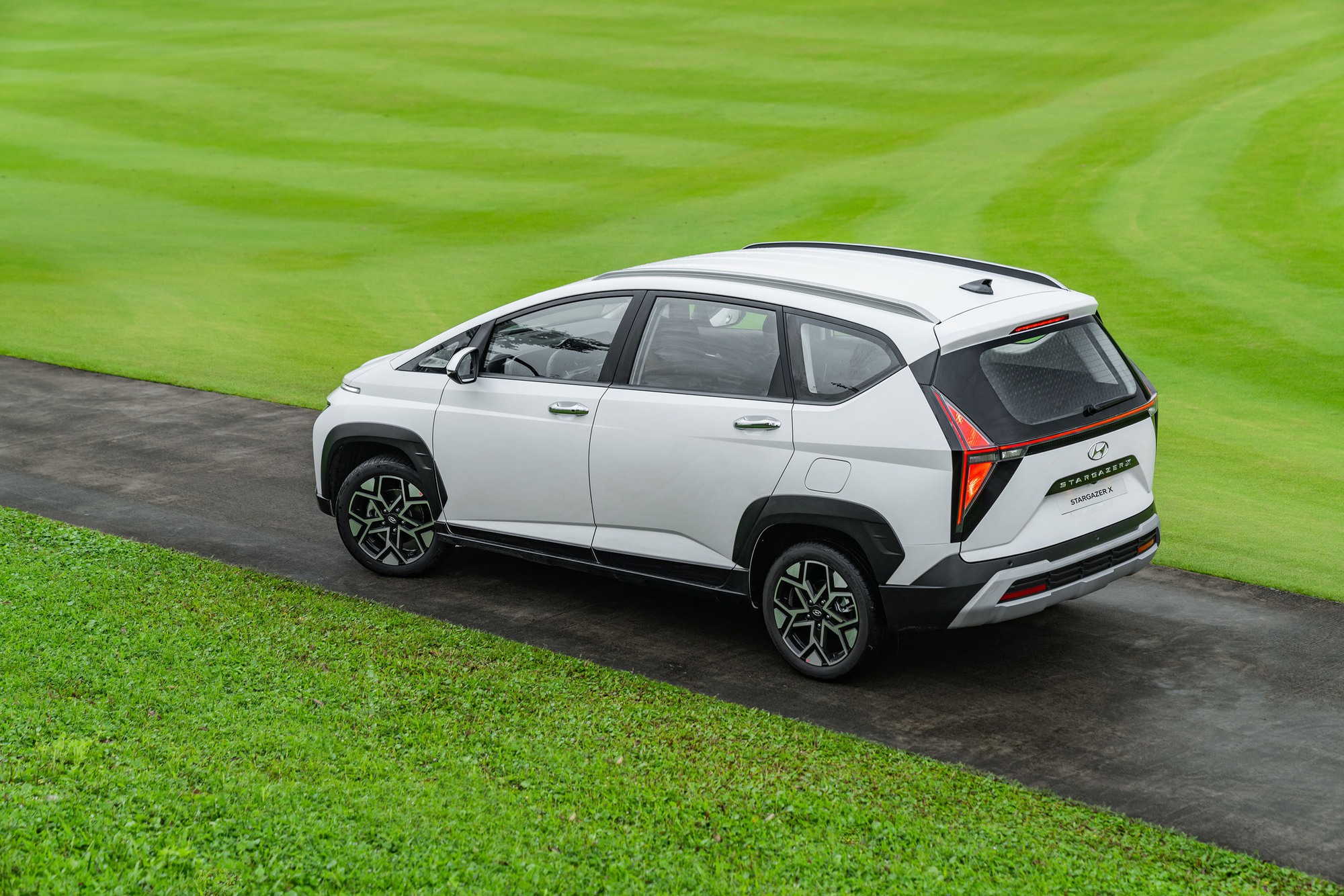 Editors%2 Fimages%2 F1724835070324 Hyundai Stargazer Viet Nam Mpv