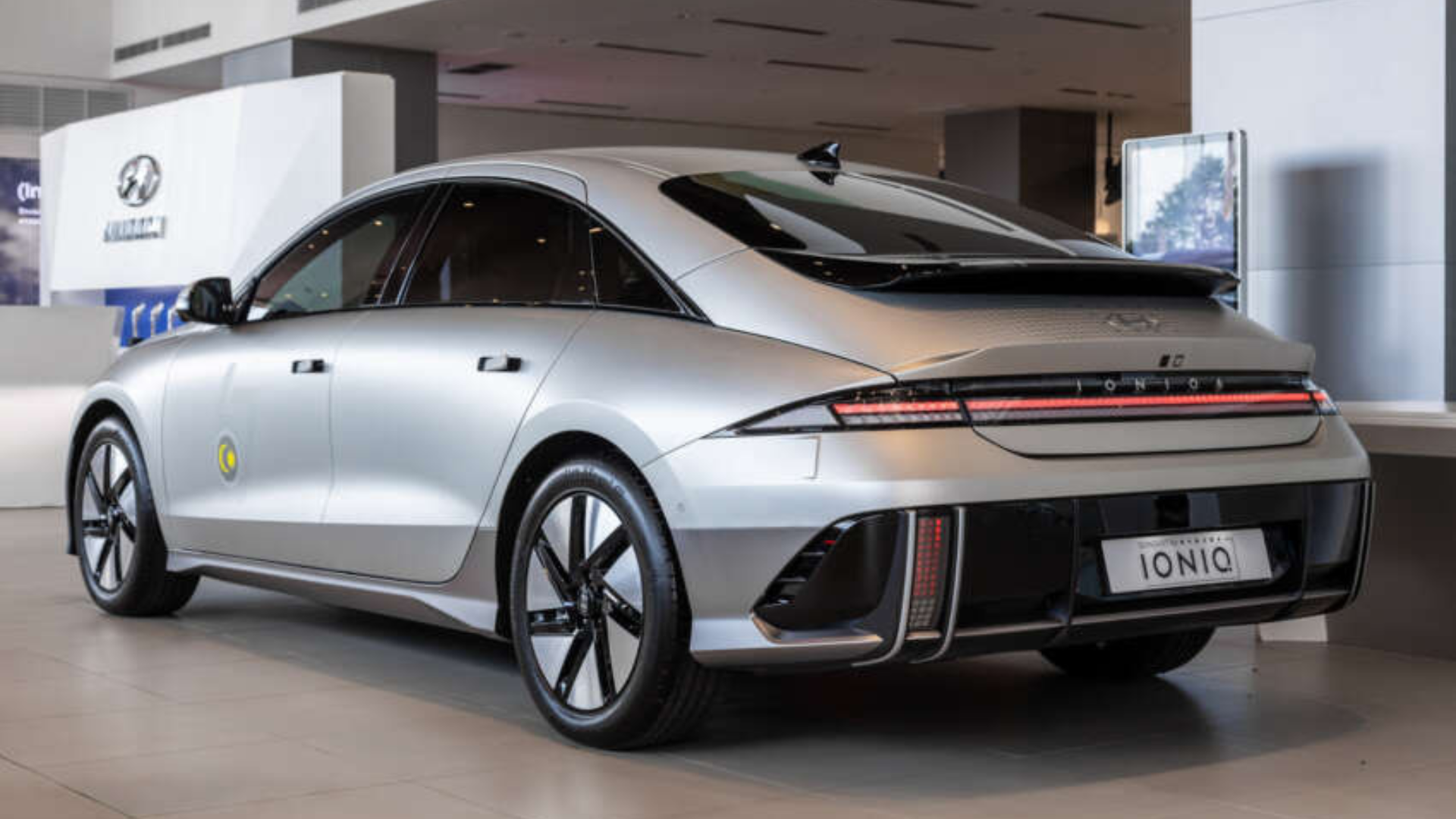 Editors%2 Fimages%2 F1728439985991 Proton+Emas+7++%2810%29